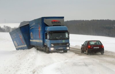 Werdau/Schönfels: Schneeverwehungen führen zu Unfällen und Straßensperrungen - Chaotische Straßenverhältnisse auf der B175 zwischen dem Meiselsgrund und dem Ortseingang Langenbernsdorf.