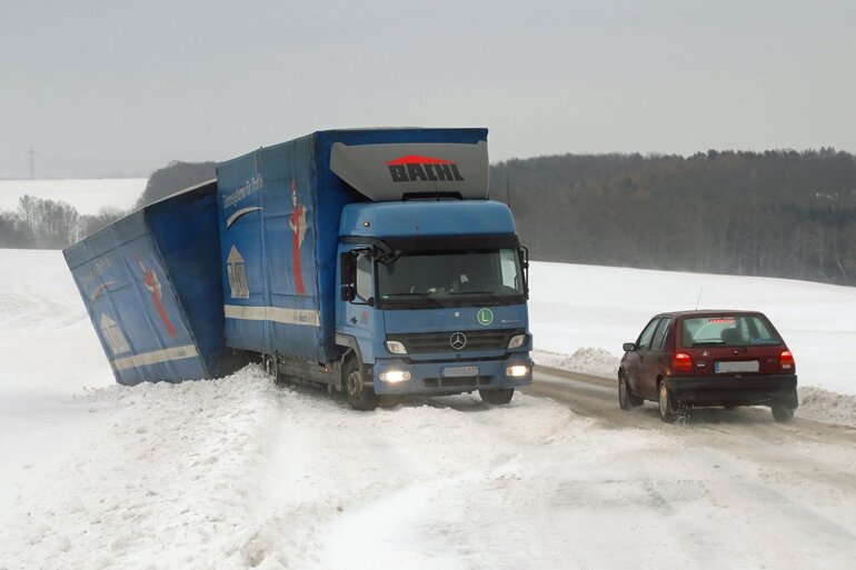 Werdau/Schönfels: Schneeverwehungen führen zu Unfällen und Straßensperrungen - Chaotische Straßenverhältnisse auf der B175 zwischen dem Meiselsgrund und dem Ortseingang Langenbernsdorf.