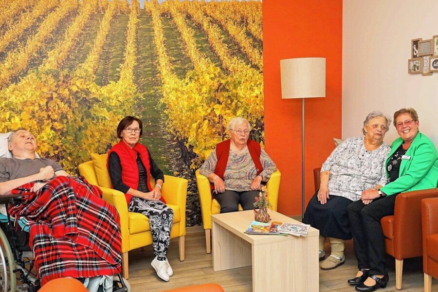 Werdau: Senioren ziehen in ihre Residenz - Im gemeinsamen Wohnbereich: Leiterin Jana Becke (rechts) mit RenateGraupner, Sonnhild Nave, Ursula Janda und Peter Weigel.Foto: Thomas Michel