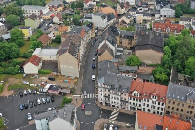 Werdau: So peppt die Pleißestadt ihre Einkaufsstraße auf - Wird zwischen Mini-Kreisel und Markteingang komplett neu gestaltet: die August-Bebel-Straße in Werdau.