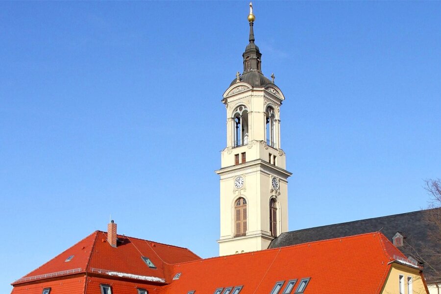 Werdau: Stadtkirche braucht eine neue Fassade - Die 1764 errichtete Werdauer Marienkirche (im Hintergrund) braucht eine neue Fassade.