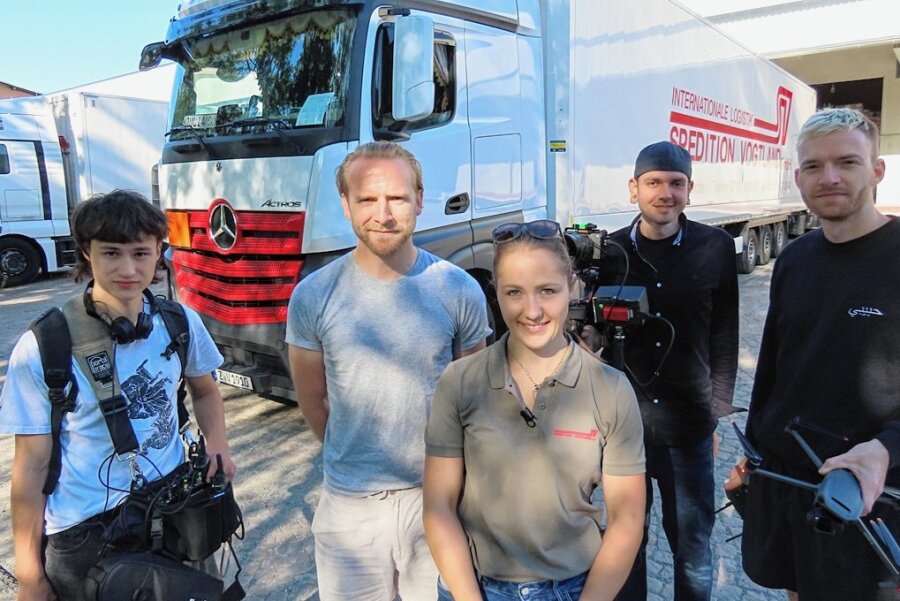 Werdau: Truckerin bändigt einen 40-Tonner und landet im TV - Julia Batzdorf (Mitte) umringt vom Kamerateam. 