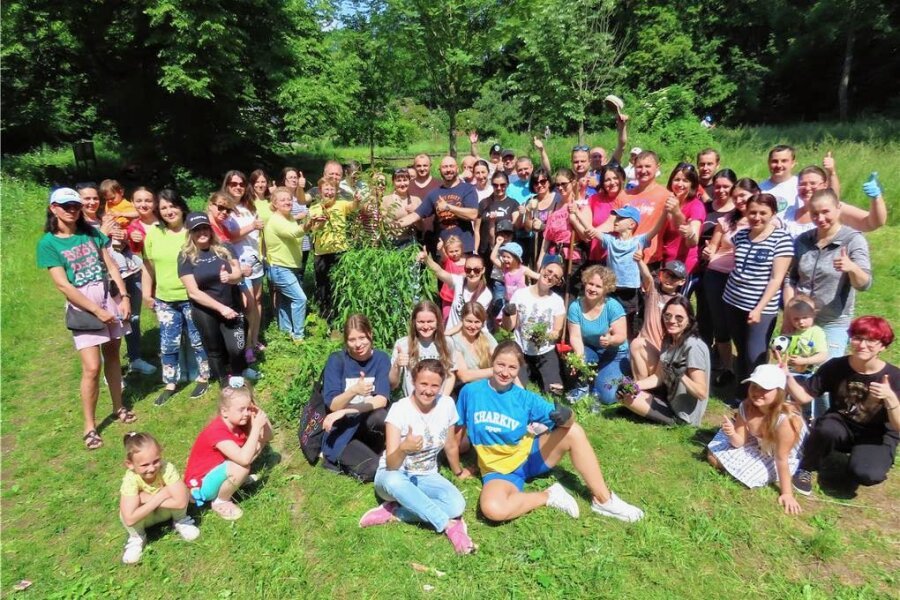 Werdau: Ukrainische Gemeinschaft bringt sich aktiv in die Gesellschaft ein - Beim Arbeitseinsatz am Samstag im Werdauer Stadtpark waren über 60 Helferinnen und Helfer aktiv. Dabei wurden auch zwei Kirschbäume gepflanzt.