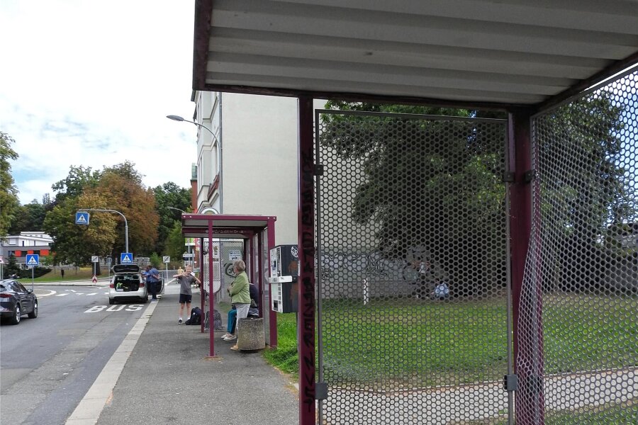 Werdau: Unbekannte randalieren an Buswartehallen - An diesen beiden Bushaltestellen an der Zwickauer Straße haben Unbekannte die Wände beschädigt.