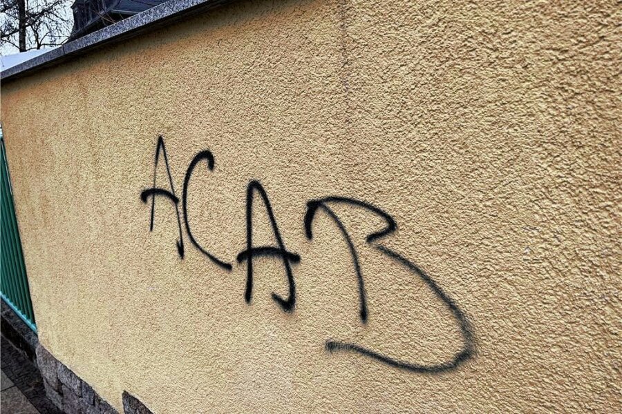Werdau: Unbekannte sprühen ACAB-Graffiti auf Mauer am Polizeirevier - Dreist: Unbekannte haben die Mauer des Polizeireviers in der Pleißestadt Werdau beschmiert. 
