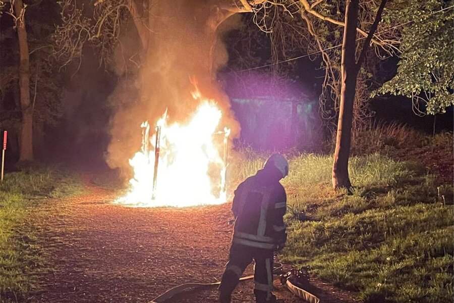 Werdau: Unbekannte stecken Dixi-Klo im Landwehrgrund in Brand - Die Werdauer Feuerwehr musste am Donnerstagabend ein Dixi-Klo am Spielplatz An den Teichen löschen.