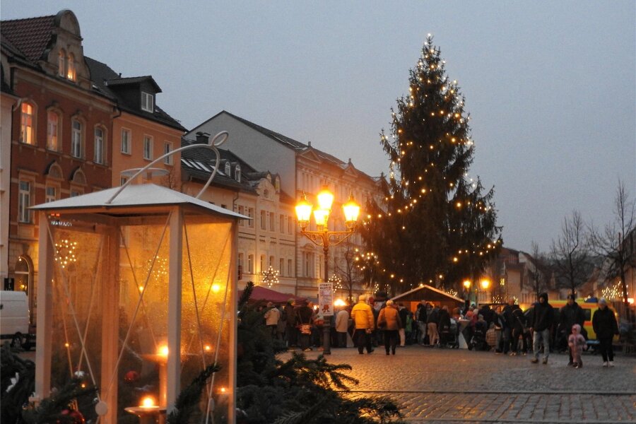 Werdau und Crimmitschau knipsen die Weihnachtslichter aus - Mit dem Ende des Lichterfestes in Werdau werden auch die Kerzen am großen Adventskranz auf dem Markt gelöscht.