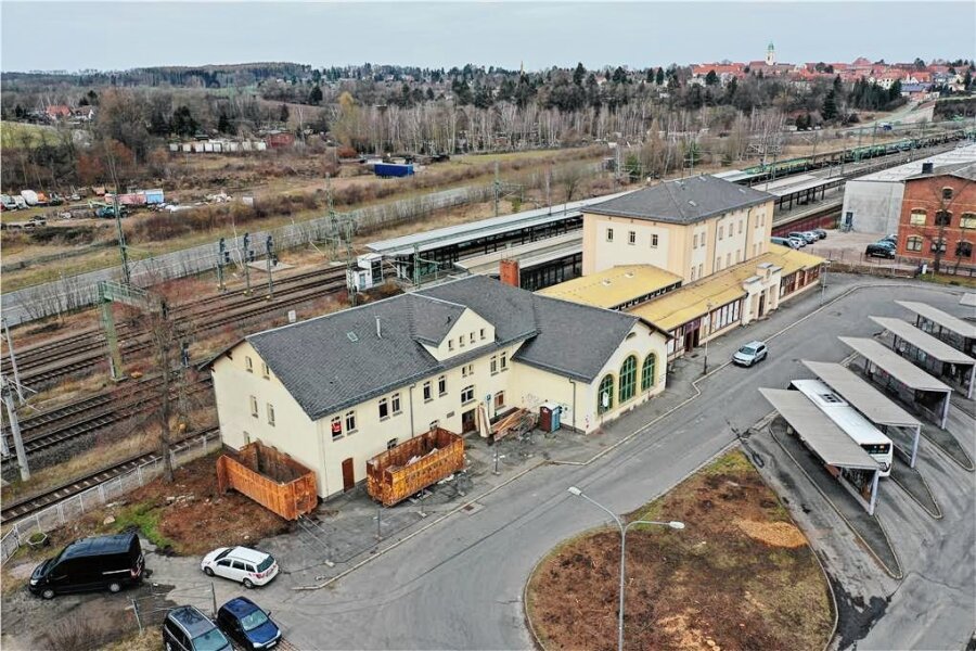 Werdau: Verein gibt Bahnhof noch nicht auf - Am Bahnhof Werdau haben die Entkernungsarbeiten für den Abriss des Gebäudekomplexes begonnen.