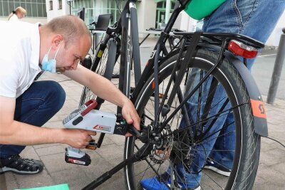 Werdau: Verkehrswacht codiert Fahrräder - Mitglieder der Verkehrswacht Zwickauer Land bei der Codierung eines Fahrrades.