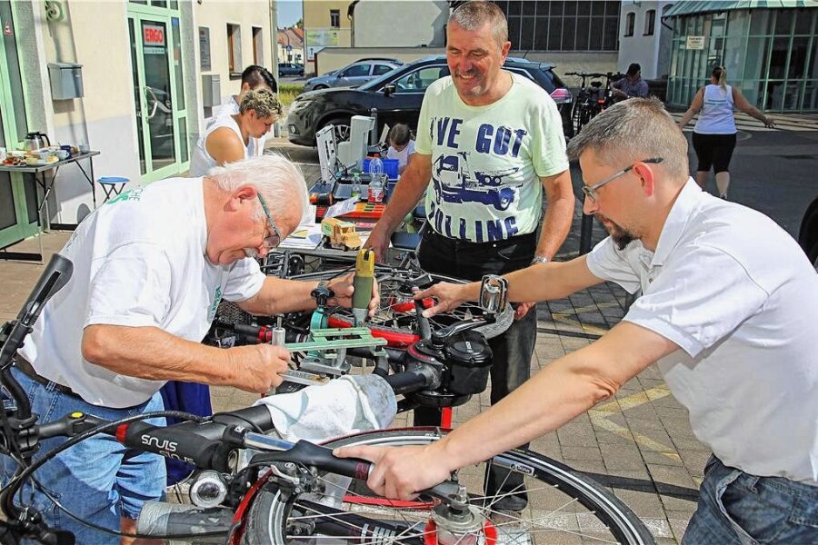 Werdau: Verkehrswächter codieren Fahrräder - Mitglieder der Verkehrswacht Zwickauer Land codieren am Sonntag in Werdau wieder Fahrräder. 
