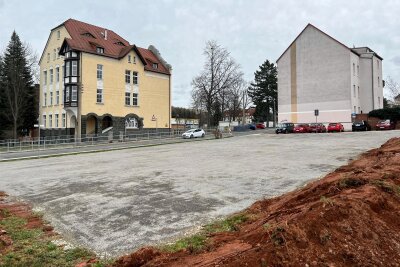 Werdau: Vor Baustart auf der August-Bebel-Straße schafft Stadt weitere Parkflächen - An der Pestalozzistraße wird eine Fläche zum Parken, vor allem für Anwohner, vorbereitet.