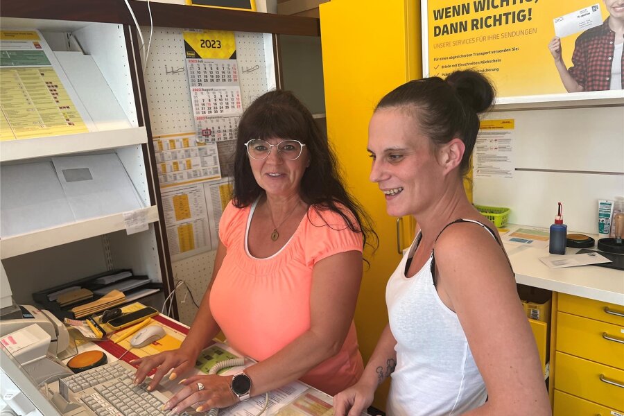 Werdau: Warum die Postfiliale schon wieder umgezogen ist - Chefin Dörte Lösche und Mitarbeiterin Sandra Lohmann in der neuen Postfiliale im Werdauer Stadtzentrum.