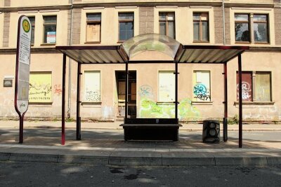 Werdau: Warum die Stadt beim Ersetzen zerstörter Glasscheiben zögert - Die Stadt Werdau ersetzt zerstörte Scheiben an Buswartehäuschen nicht mehr sofort.