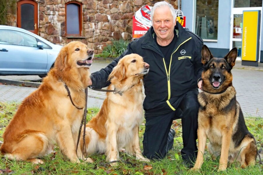 Klaus Barnath mit seinen Hunden Fritz, Uschi und Dux (von links). 