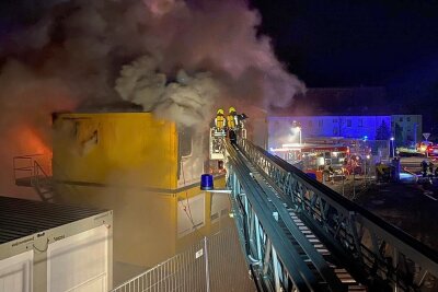 Werdauer Feuerwehren mussten 2021 öfter ausrücken - 8. April: Auf einer Baustelle in Fraureuth brennt ein Wohncontainer. Die Werdauer Wehr leistet bei der Brandbekämpfung Unterstützung. 
