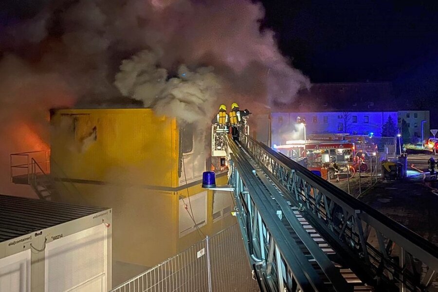 Werdauer Feuerwehren mussten 2021 öfter ausrücken - 8. April: Auf einer Baustelle in Fraureuth brennt ein Wohncontainer. Die Werdauer Wehr leistet bei der Brandbekämpfung Unterstützung. 