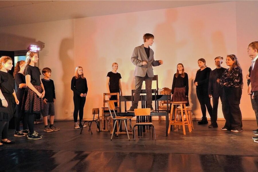 Werdauer Gymnasiasten spielen Theater - Unter dem Titel „Beidseitigkeiten“ standen Schüler und Schülerinnen des Alexander-von-Humboldt-Gymnasiums auf der Bühne.