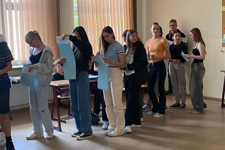 Werdauer Gymnasiasten wählen ihr Europa-Parlament - Schlange stehen und den langen Stimmzettel noch einmal studieren: Diese Woche ist Juniorwahl am Gymnasium in Werdau.