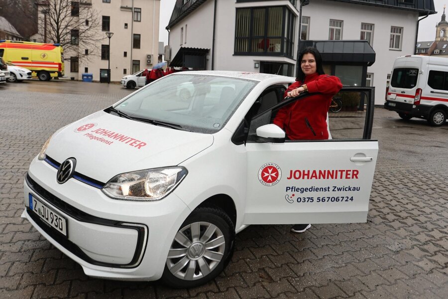 Werdauer Johanniter düsen mit E-Autos zu ihren Patienten - Lea Schaller ist ab sofort mit einem E-Auto zur Betreuung ihrer Patienten unterwegs.