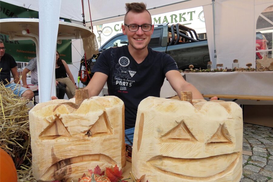 Werdauer Kürbiszauber: Grimmige Gesichter aus Holz schmücken den Markt - Philipp Wegler hatte für den Werdauer Kürbiszauber extra zwei Exemplare aus Holz geschnitzt.