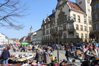 Werdauer Markt wird zum Paradies für Trödler - Nach Herzenslust stöbern können Besucher des Herbstflohmarktes am 7. Oktober vorm Werdauer Rathaus.