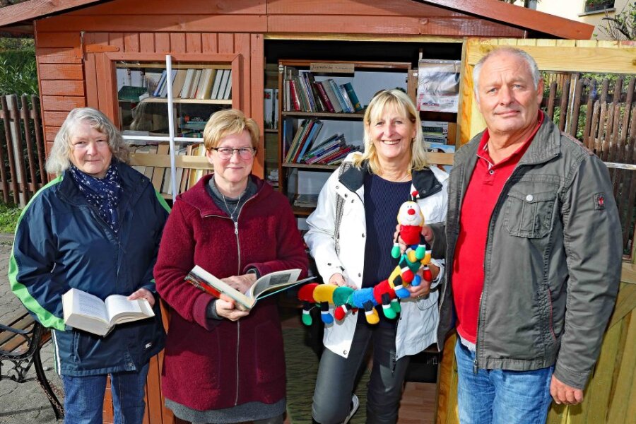 Werdauer Ortsteil Steinpleis hat jetzt eine Bücherhütte - Eva-Maria Kaiser, Gabriele Schulz, Jutta und Matthias Weck (von links) haben die Idee einer Steinpleiser Bücherhütte umgesetzt.