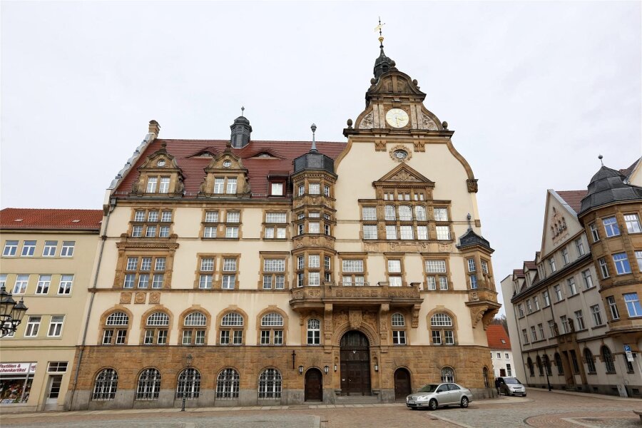 Werdauer Rathaus wurde Ziel von Schmierfinken - Außenwände des Rathauses in Werdau wurden in der Nacht zu Dienstag großflächig mit Farbe beschmiert.