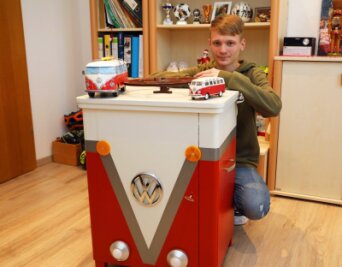 Werdauer Schüler baut Schränke im VW-Bully-Design - Paul Hackel hat aus einer alten Nähmaschine einen Schrank gebaut und dabei einen VW-Bully als Vorbild genommen. 