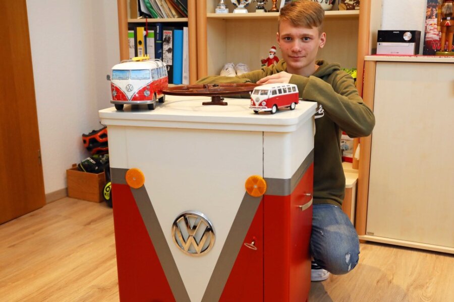 Paul Hackel hat aus einer alten Nähmaschine einen Schrank gebaut und dabei einen VW-Bully als Vorbild genommen. 