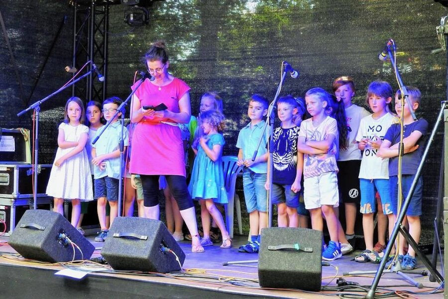 Werdauer Stadtparkfestival kommt bei Besuchern an - Beim Auftritt von Kindern aus der Umweltschule.