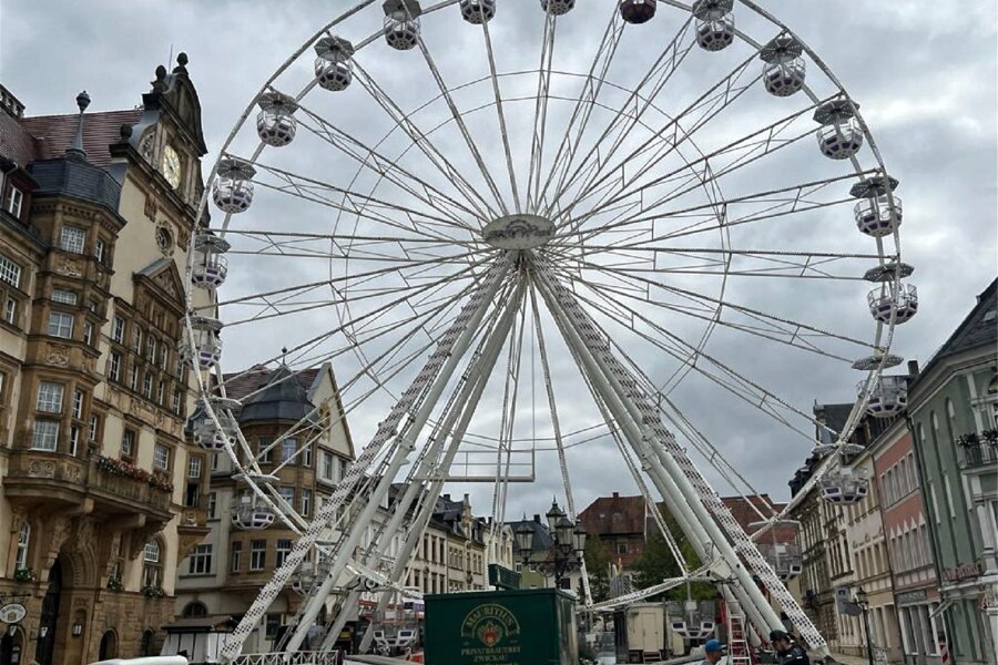 Werdauer Volksfest erlebt eine Neuauflage - Das Mega-Riesenrad ist zum Symbol der Werdauer Feste geworden. Auch in diesem Jahr dreht es sich wieder.