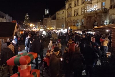 Werdauer Weihnachtsmarkt wird zur Familienmeile - Dichtes Gedränge zum Weihnachtsmarkt in Werdau.