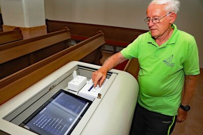 Werdaus älteste Kirche wird mit modernster Technik ausgestattet - Wolfgang Dietrich vom Kirchenvorstand macht sich mit der neuen Technik vertraut. An dem Bedienpult können per Touchscreen auch die Kirchenglocken geläutet werden. 