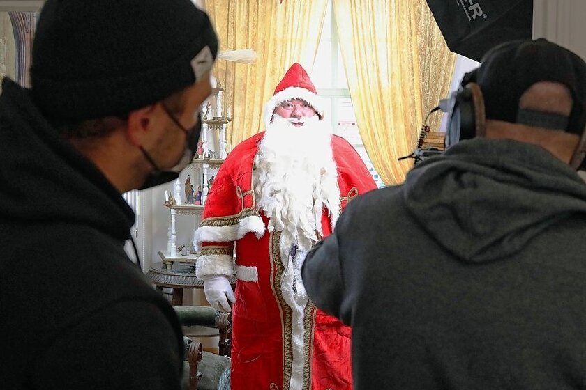Bei den Dreharbeiten zu einem Kurzfilm über die Weihnachtsausstellung des Werdauer Stadtmuseums übernimmt Oberbürgermeister Sören Kristensen die Hauptrolle des Weihnachtsmannes. 