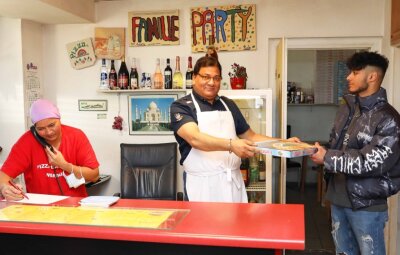 Werdaus "Pizza-Express" hätte beinah in Kanada gehalten - Seit 25 Jahren unterwegs - der "Pizza-Express": Sucha Lothia (Mitte), Chef der Werdauer Pizzeria, und seine Frau Bindu. Ihr ältester Sohn Suminder hilft gelegentlich im elterlichen Betrieb. 