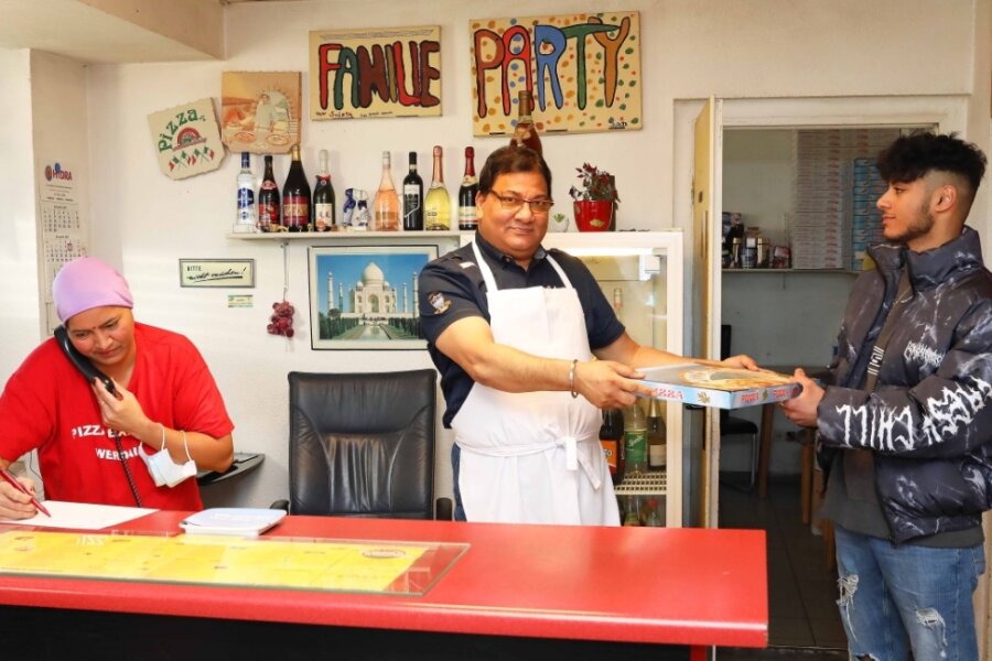 Seit 25 Jahren unterwegs - der "Pizza-Express": Sucha Lothia (Mitte), Chef der Werdauer Pizzeria, und seine Frau Bindu. Ihr ältester Sohn Suminder hilft gelegentlich im elterlichen Betrieb. 