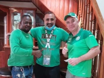 Werdaus Stadionsprecher in Kamerun - Im Hotel traf der Werdauer den Fußballkommentator des irakischen Fernsehens (Mitte).
