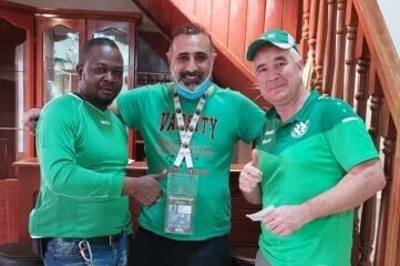Im Hotel traf der Werdauer den Fußballkommentator des irakischen Fernsehens (Mitte).