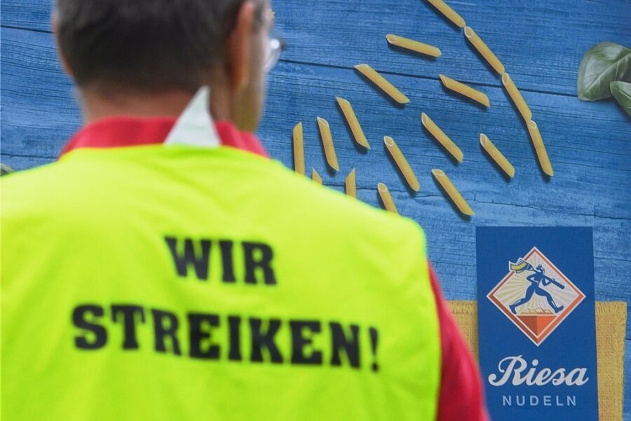 Ein Streikteilnehmer vor dem Werk der Teigwaren Riesa GmbH. Seit zwei Wochen läuft der Arbeitskampf. 