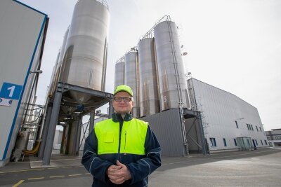 Werden Kunststoffflaschen bald knapp? Vogtländischer Recycler warnt vor Gas-Engpässen - Adrian Salomon ist Werkleiter auf dem MEG-Gelände im Gewerbegebiet an der A 72.