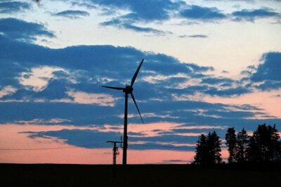 Werden nahe Langenbach Windkrafträder gebaut oder nicht? - Das einzelne Windrad bei Langenbach im Abendlicht. Die neuen würden eine ganz andere Dimension haben, 250 Meter hoch sein. 