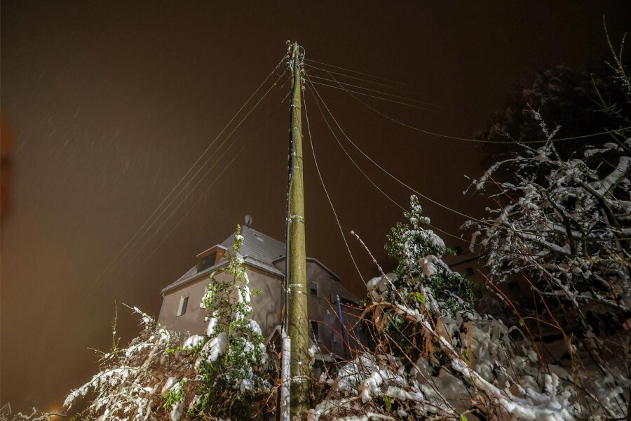 Werden Stromausfälle in Hohenstein-Ernstthal häufiger? - Weil umgestürzte Bäume und abgebrochene Äste Kabel heruntergerissen hatten, ging in der Nacht zum Heiligen Abend vielerorts das Licht aus.