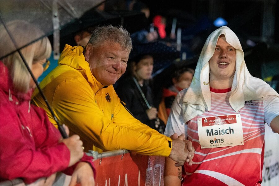Werfertag in Thum: Nass, aber nah dran an den Fans - Mit Regenschirm, aber auch mit einem Lächeln im Gesicht: Organisator Sven Lang zusammen mit LV-90-Kugelstoßerin Katharina Maisch. 