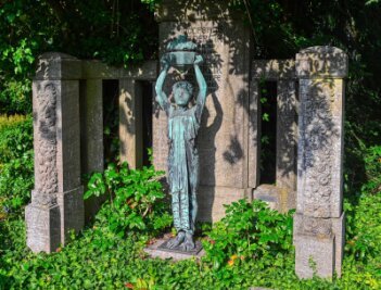 "Werk der Woche": das Grabmal von Bruno Spieß - Das Grabmal der Familie Anderlik auf dem Friedhof Hainichen von Bruno Spieß (1918).