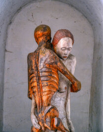 Die Skulptur "Der Tod und das Mädchen" von Siegfried Otto-Hüttengrund in Hohenstein-Ernstthal (2003).