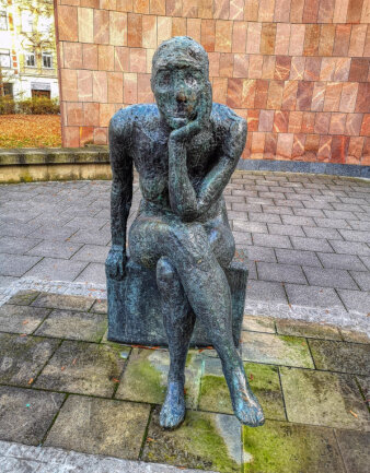 Werk der Woche: Die Sinnsucherin - Die Bronzeskulptur "Sinnende" von Sabina Grzimek in Chemnitz.