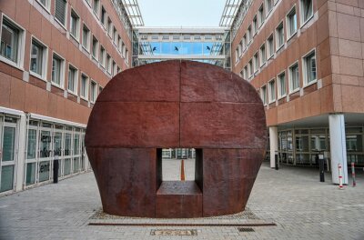 Werk der Woche: "Großes Helmmotiv" von Lothar Fischer - Die Metallskulptur "Großes Helmmotiv" von Lothar Fischer in Annaberg-Buchholz.
