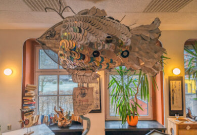 "Werk der Woche": Wunderkammer der Künste - Hängt in der Galerie: ein riesiger Fisch aus gebrauchten CDs, der für den Schutz der Gewässer wirbt.