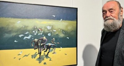 Werke von Jürgen Szajny in zwei Ausstellungen - Jürgen Szajny mit seinem Werk "Wer Wind sät, wird Sturm ernten", mit dem er den Graupner-Preis 2022 gewonnen hat. 