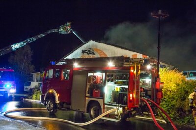 Werkhallen-Brand in Niederdorf: Polizei findet Toten - 